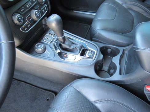 Used 2020 Jeep Cherokee Limited AWD/4WD image 17