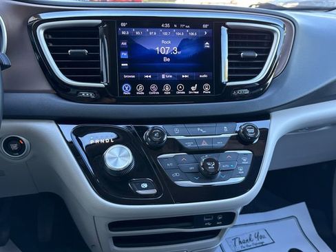 Used 2017 Chrysler Pacifica Touring-L FWD image 15