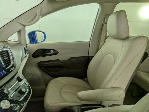 Used 2020 Chrysler Pacifica Touring-L Plus FWD image 30