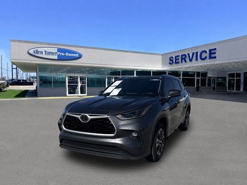 Used 2021 Toyota Highlander XLE FWD image 4