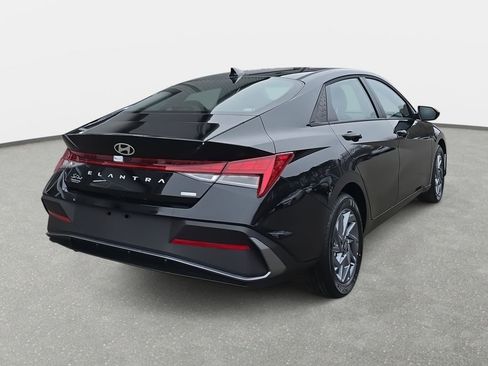 Used 2026 Hyundai Elantra Hybrid FWD image 5