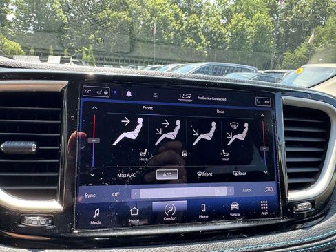 Used 2021 Chrysler Pacifica Touring-L FWD image 26