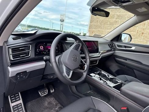 Used 2025 Volkswagen Atlas Peak Edition SE AWD/4WD image 17