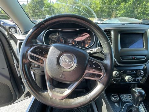Used 2019 Jeep Cherokee Latitude Plus w/ Comfort/Convenience Group AWD/4WD image 13