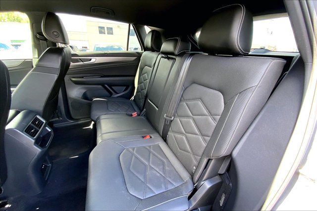 Used 2024 Volkswagen Atlas Cross Sport SE w/ Black Wheel Package AWD/4WD image 24