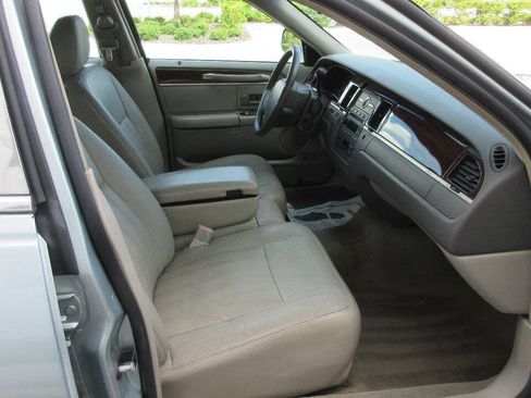 Used 2007 Lincoln Town Car Signature RWD image 22