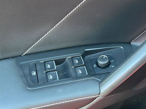Used 2023 Volkswagen Tiguan SE w/ Panoramic Sunroof Package FWD image 14