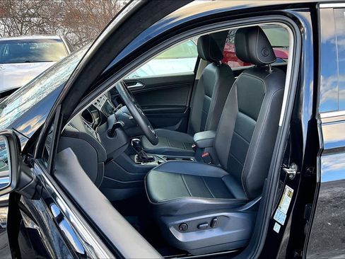 Used 2021 Volkswagen Tiguan SE w/ Panoramic Sunroof Package image 8