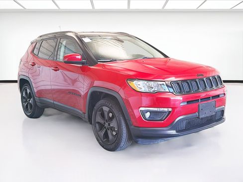 Used 2018 Jeep Compass Latitude FWD image 3