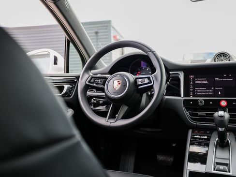 Certified 2025 Porsche Macan image 25