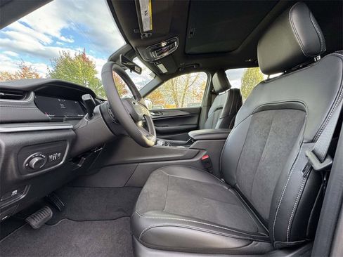 New 2025 Jeep Grand Cherokee Altitude image 14