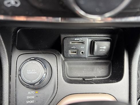 Used 2017 Jeep Cherokee Latitude w/ Cold Weather Group image 21