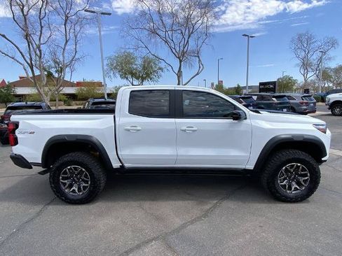 Used 2025 Chevrolet Colorado ZR2 w/ Technology Package AWD/4WD image 2