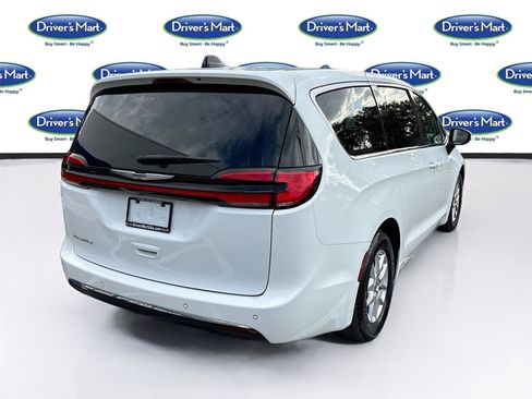 Used 2023 Chrysler Pacifica Touring-L FWD image 7