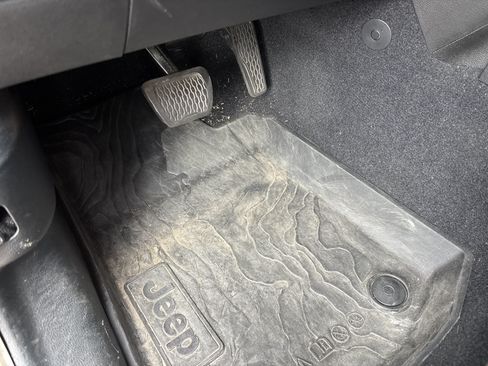 Used 2020 Jeep Gladiator Overland AWD/4WD image 17