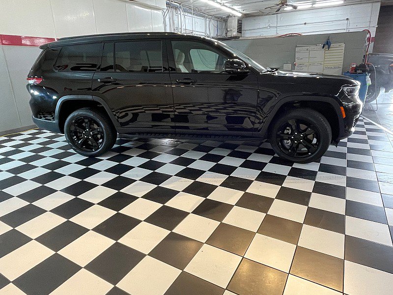 Used 2025 Jeep Grand Cherokee L Limited w/ Luxury Tech Group II AWD/4WD image 3