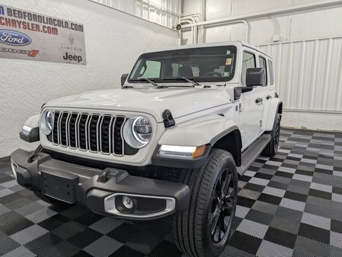 Used 2025 Jeep Wrangler Unlimited Sahara image 2