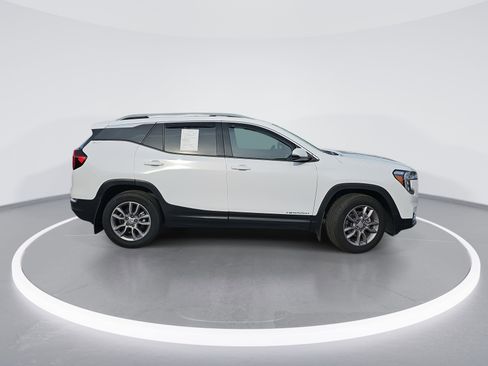 Used 2024 GMC Terrain SLT w/ Infotainment Package II image 2