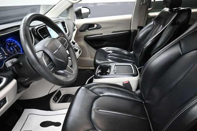 Used 2023 Chrysler Pacifica Touring-L FWD image 16