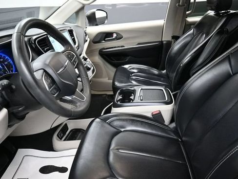 Used 2023 Chrysler Pacifica Touring-L FWD image 16