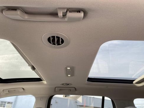 Used 2023 GMC Acadia SLT w/ Technology Package image 13