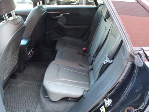 Used 2021 Audi Q8 Prestige w/ Prestige Package image 18