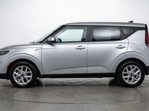 Used 2025 Kia Soul LX w/ LX Technology Package FWD image 5