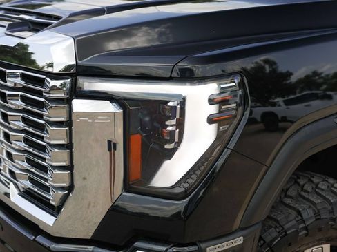 Used 2024 GMC Sierra 2500 Denali w/ Technology Package AWD/4WD image 3