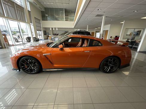 Used 2018 Nissan GT-R Premium w/ Premium Interior Package AWD/4WD image 5