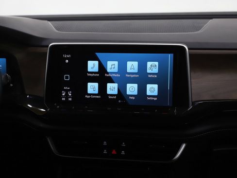 Used 2025 Volkswagen Atlas SE AWD/4WD image 17