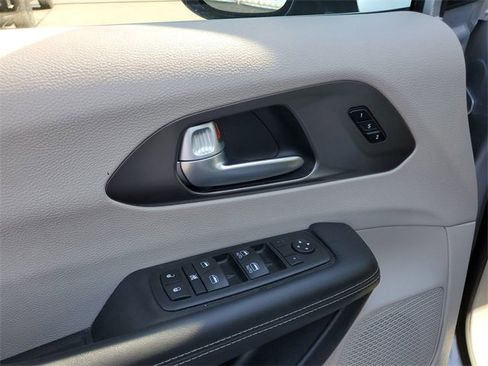 Used 2024 Chrysler Pacifica Touring-L image 23