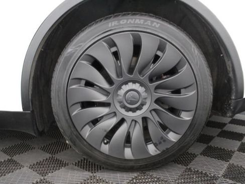 Used 2021 Tesla Model Y Long Range AWD/4WD image 7