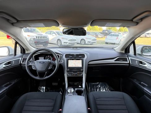 Used 2019 Ford Fusion SE FWD image 21
