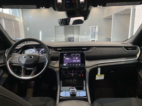 New 2025 Jeep Grand Cherokee Laredo X w/ Luxury Tech Group I RWD image 31