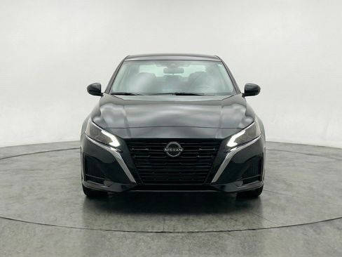 Used 2025 Nissan Altima 2.5 SV FWD image 2