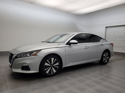 Used 2021 Nissan Altima 2.5 SV image 2