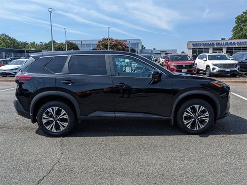 Used 2023 Nissan Rogue SV image 3