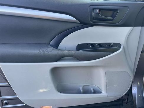 Used 2016 Toyota Highlander LE FWD image 14