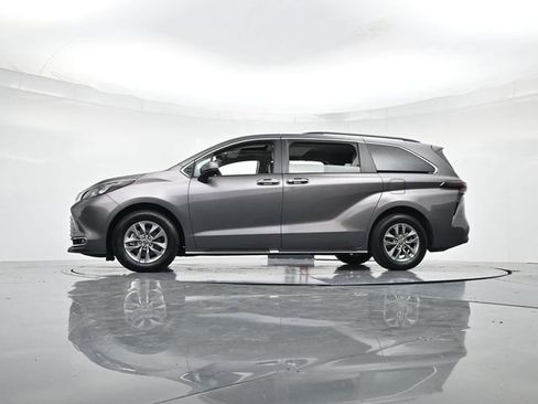 Used 2024 Toyota Sienna XLE image 36