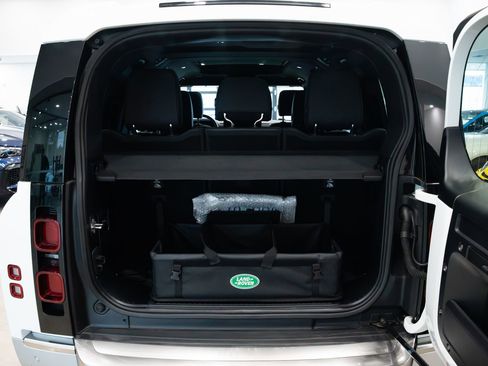 Used 2023 Land Rover Defender 130 SE image 8