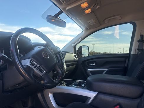 Used 2019 Nissan Titan SV w/ SV Convenience Package image 35