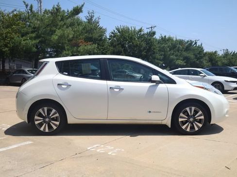 Used 2015 Nissan Leaf SL w/ Premium Package FWD image 4