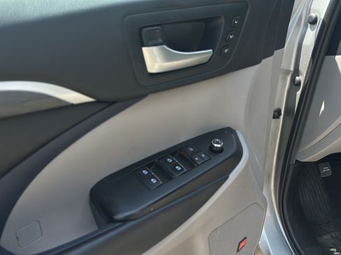 Used 2019 Toyota Highlander Limited Platinum AWD/4WD image 10