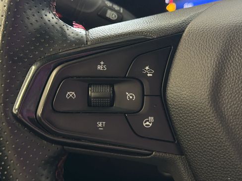 Used 2024 Chevrolet Trax RS FWD image 37