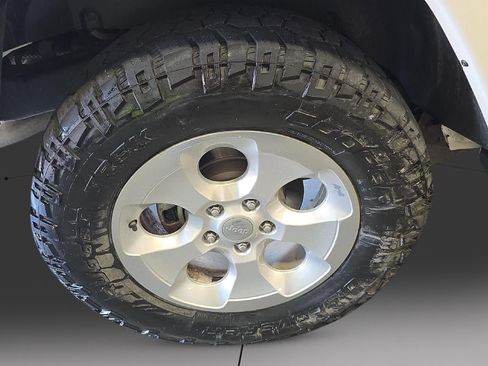 Used 2015 Jeep Wrangler Sahara w/ Connectivity Group AWD/4WD image 17