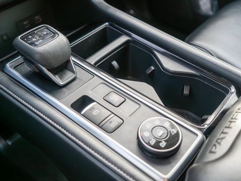 Used 2024 Nissan Pathfinder SL w/ Black Appearance Package image 33