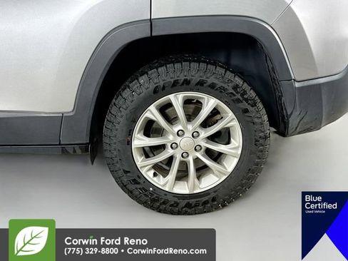 Used 2019 Jeep Cherokee Latitude w/ Cold Weather Group image 34