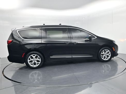 Used 2018 Chrysler Pacifica Touring-L Plus w/ Tire & Wheel Group image 8
