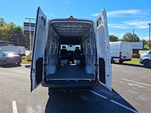 Used 2025 Mercedes-Benz Sprinter 2500 image 27