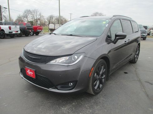 Used 2019 Chrysler Pacifica Touring-L Plus w/ Advanced Safetytec Group image 9
